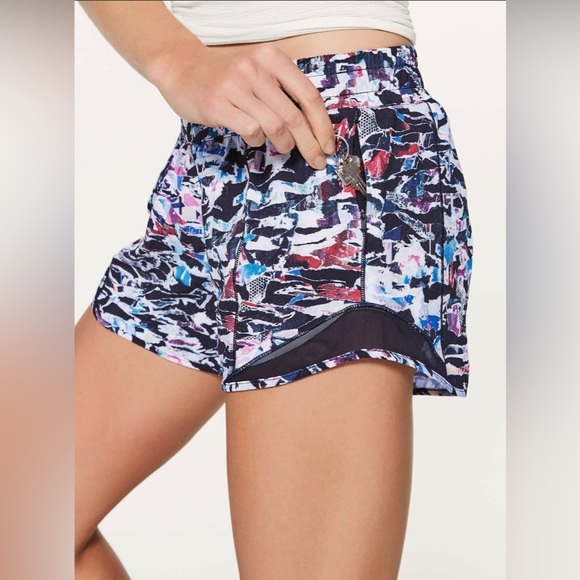 Lululemon Hotty Hot Short Il (Long 4") - Picture 1 of 14